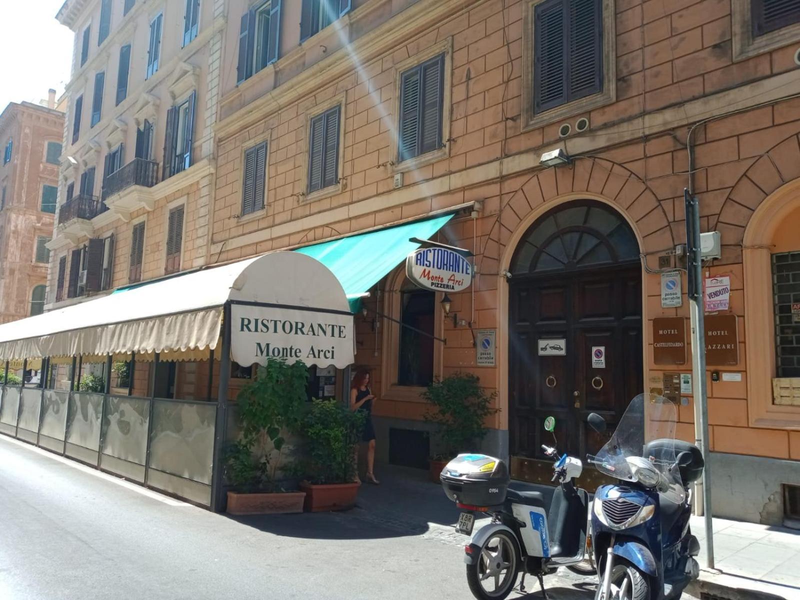 Raynova, Rome